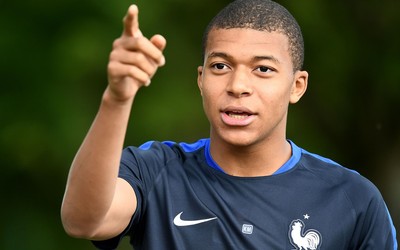 U体育快讯-B席训练中认真专注